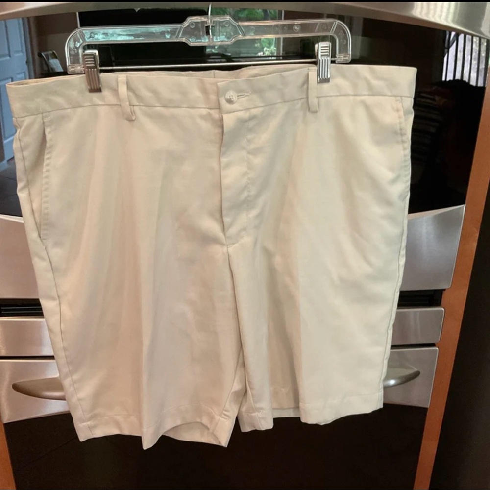 Men’s Greg Norman Golf Shorts Size 40, Excellent Condition, Dark ivory - Picture 2 of 6